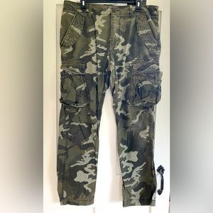 Men’s Old Navy Camouflage Cargo Pants 36x32